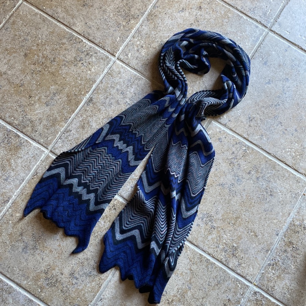 NWOT Lovely blue & pink chevron pattern long soft scarf, Size: 66”L x 14”W
